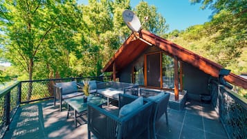 Exclusive Nehir Manzarali, Terasli ve Somineli Villa | Terraza o patio
