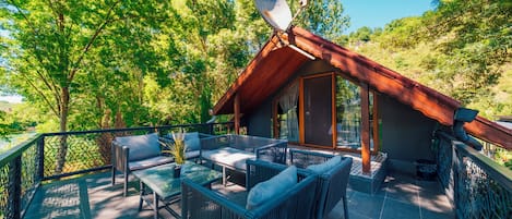 Exclusive Nehir Manzarali, Terasli ve Somineli Villa | Terrace/patio