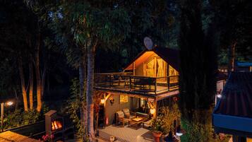 Exclusive Nehir Manzarali, Terasli ve Somineli Villa | Terrace/patio