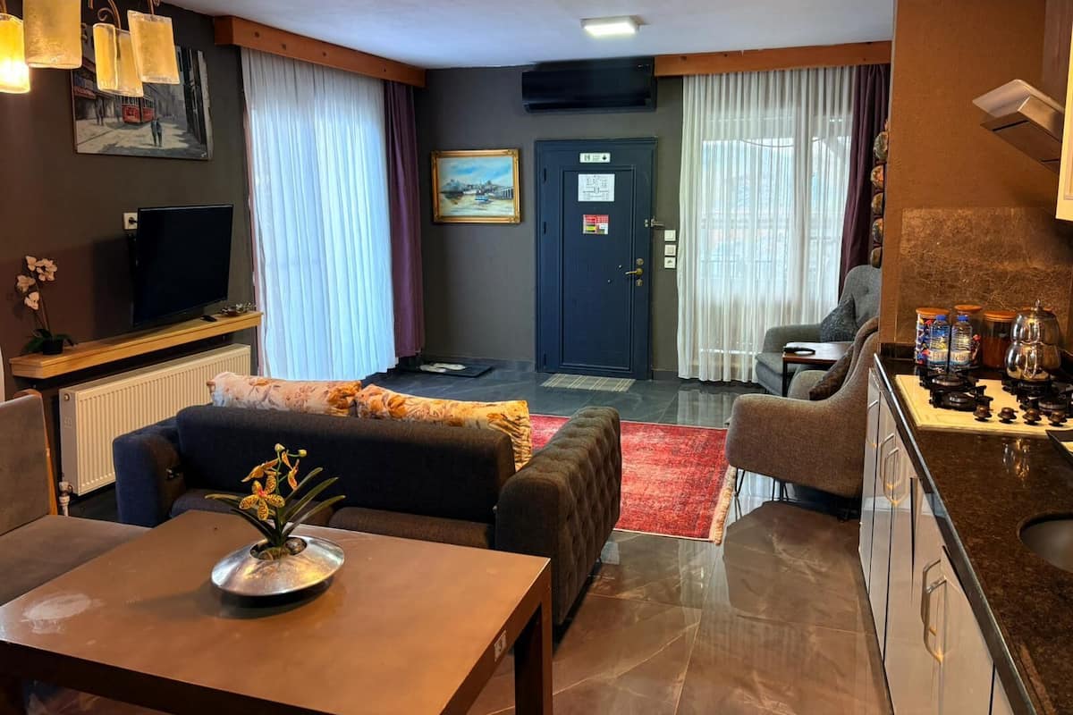 Exclusive Nehir Manzarali, Terasli ve Somineli Villa | Cadar kapas Mesir, peralatan tempat tidur premium, bar mini