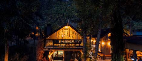 Vista frontal de la propiedad por la tarde o noche