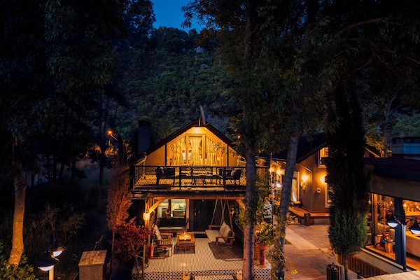 Vista frontal de la propiedad por la tarde o noche