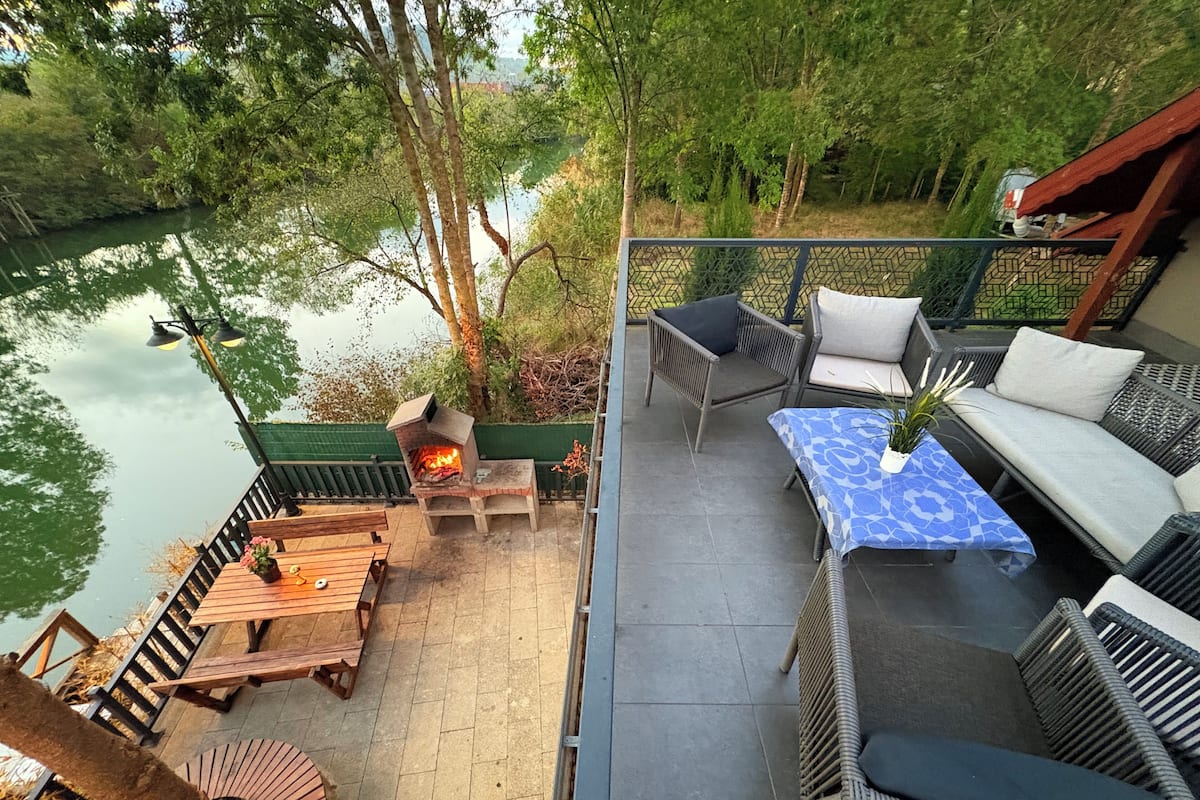 Exclusive Nehir Manzarali, Terasli ve Somineli Villa