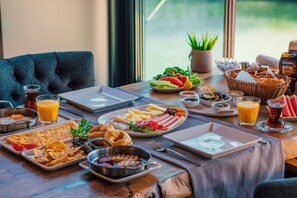 Breakfast meal - Antik River House (Sile)