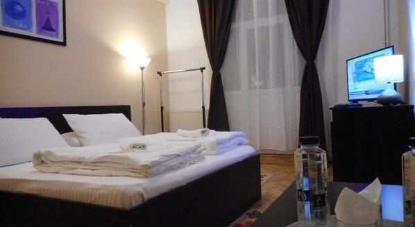 Comfort Double or Twin Room | Free WiFi - Hotel Holiday Victoria (Victoria)
