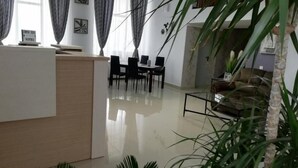 Reception - Hotel Holiday Victoria (Victoria)
