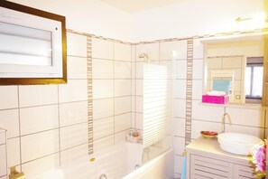 Suite, 1 Schlafzimmer, Whirlpool | Badezimmer | Duschwanne, Whirlpool, Regendusche, kostenlose Toilettenartikel
