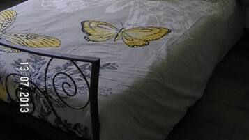 1 bedroom, desk, blackout drapes, free cribs/infant beds