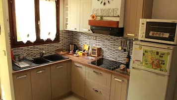 Suite, 1 kamar tidur, jet tub | Dapur bersama | Lemari es besar, microwave, oven, dan kompor