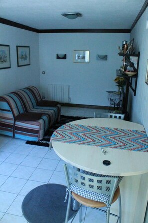 Suite, 1 Bedroom, Jetted Tub | Living area