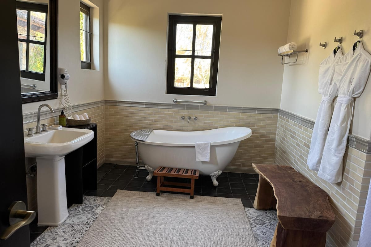 presidential room | bathroom | shower, rainfall showerhead, free toiletries, hair dryer