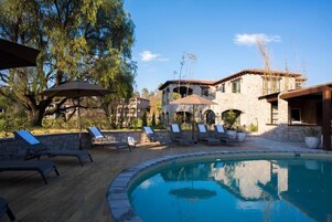 Εξωτερική πισίνα, ομπρέλες πισίνας, ξαπλώστρες