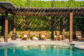 Outdoor pool, pool umbrellas, pool loungers - Hotel Viñedos San Lucas (San Miguel de Allende)
