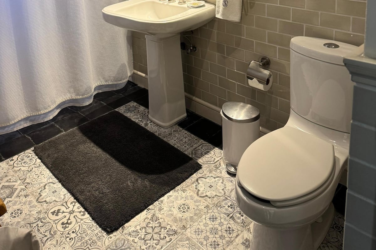 shower, rainfall showerhead, free toiletries, hair dryer