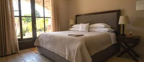 Junior Room | Minibar, in-room safe, desk, blackout drapes