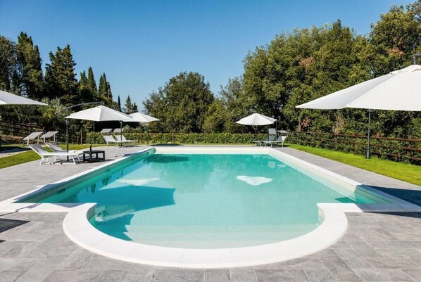 Piscine extérieure en saison