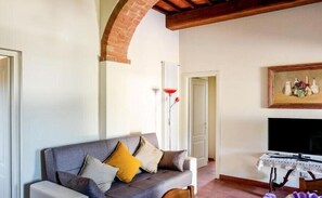 Appartement majestueux, 2 chambres, rez-de-chaussée | Aire de séjour | Téléviseur à écran plat