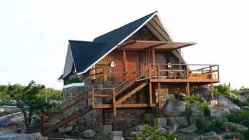 Minibar, free WiFi, bed sheets