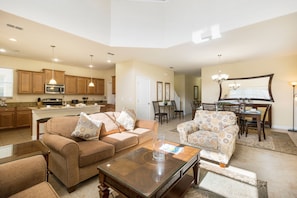 House, 5 Bedrooms (5 Bathrooms) | Living area