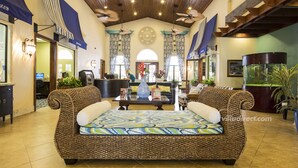 Lobby-lounge