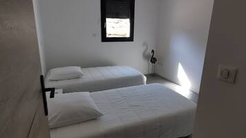 4 habitaciones, tabla de planchar con plancha y wifi