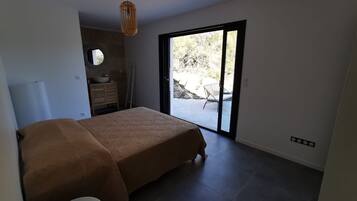 4 bedrooms, iron/ironing board, WiFi