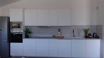 Réfrigérateur, micro-ondes, four, plaque de cuisson