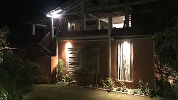 Fachada da propriedade à noite