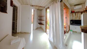 Comfort Studio | Minibar, bed sheets