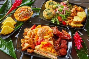 Diversos platos, incluyendo plátanos fritos, una ensalada de lechuga y tomates, y un plato con plátanos fritos y carne.