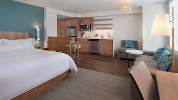 Escritorio, espacio para trabajar con laptop y cortinas blackout