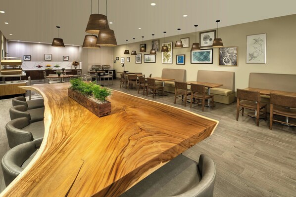 Serveert ontbijt, lunch en diner