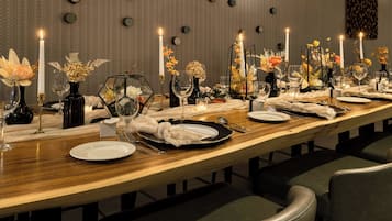 Frokost, lunsj og middag serveres