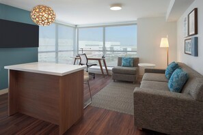 Executive suite, 1 kingsize bed | Een bureau, een laptopwerkplek, verduisterende gordijnen