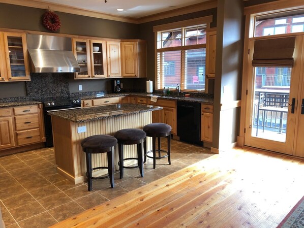 冰箱、微波炉、烤箱、炉灶