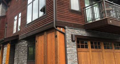 Large Big Sky Condo, sleeps 12-14. Close to Yellowstone and world class skiing!