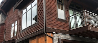 Large Big Sky Condo, sleeps 12-14. Close to Yellowstone and world class skiing!