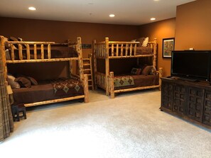 4 bedrooms, iron/ironing board, WiFi, bed sheets