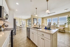 Fridge, microwave, oven, stovetop - Ocean Friends & Family Retreat- Cart included with booking & Access to Amenities (Daufuskie Island)