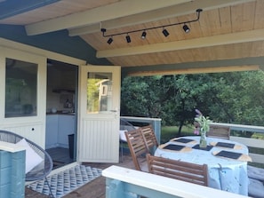 Outdoor dining - Safari Cornwall - Sheperd's Hut (Bodmin)