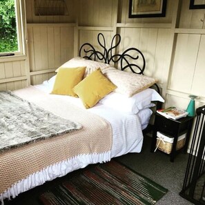 1 bedroom, bed sheets - Safari Cornwall - Sheperd's Hut (Bodmin)