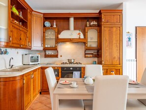 Refrigerador, horno y utensilios de cocina