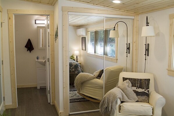 1 bedroom, desk, iron/ironing board, free WiFi - Peaceful Cottage Between Lake Tahoe & Sacramento (Colfax)