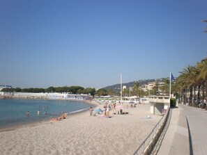 Beach nearby - Villa with own pool and garden, easy walking distance to the beach and shops (Antibes)