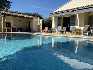 Pool - Villa with own pool and garden, easy walking distance to the beach and shops (Antibes)