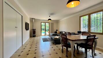 Smart-tv, een open haard, een tafeltennistafel en boeken