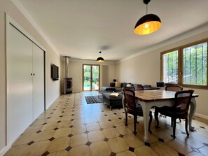 Smart TV, fireplace, ping pong, books