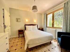 4 bedrooms, in-room safe, iron/ironing board, travel cot - Villa with own pool and garden, easy walking distance to the beach and shops (Antibes)