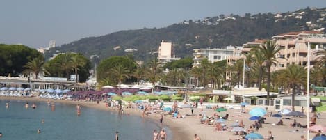 Una spiaggia nelle vicinanze