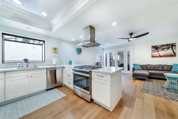 Fridge, microwave, oven, stovetop - AC, spa, bikes, deck, Steps to beach and shops (Huntington Beach)